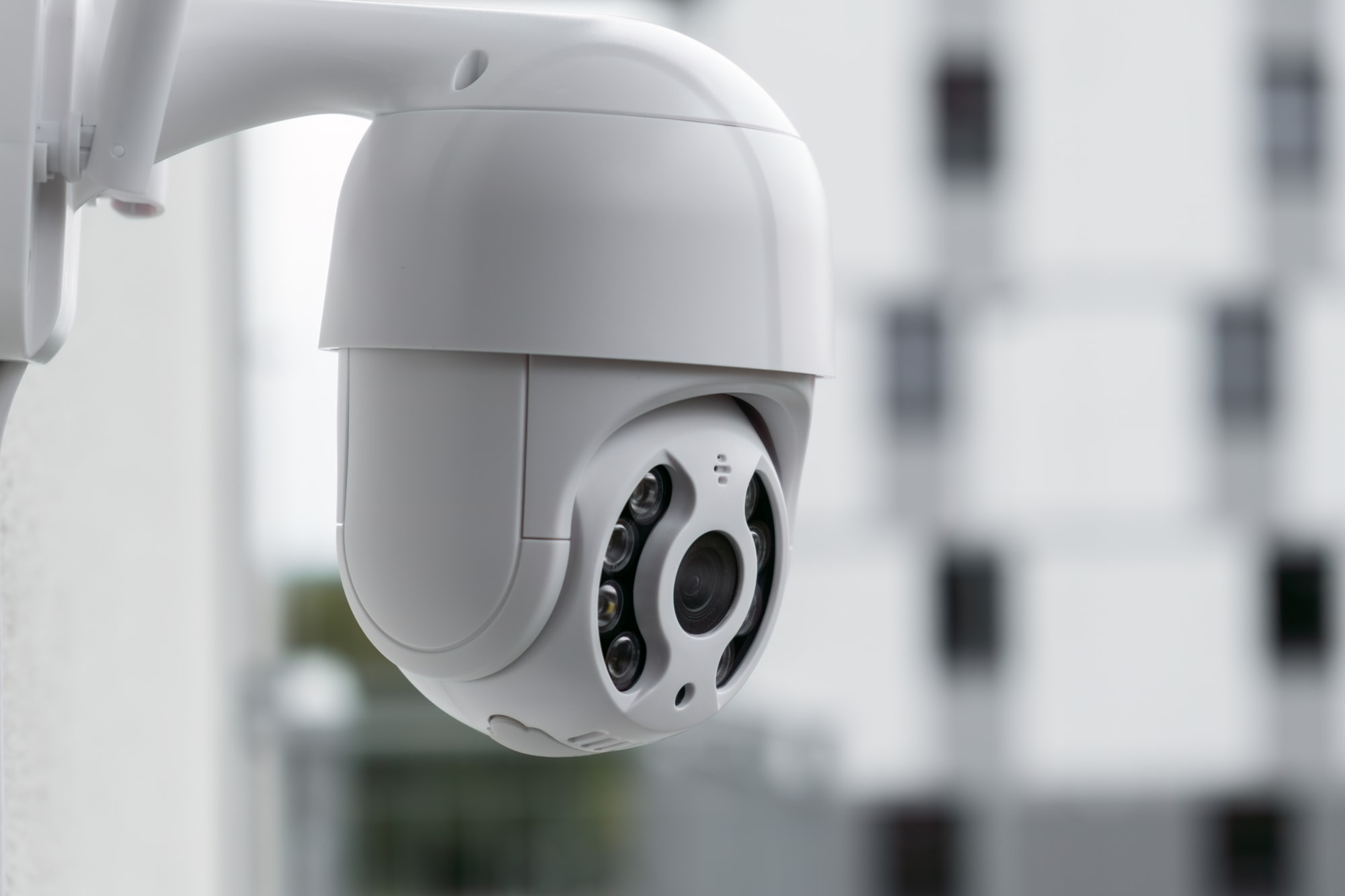 Família à porta de casa com o sistema de alarme no telemóvel